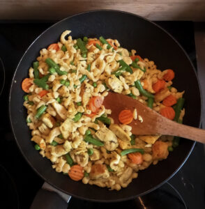 Spätzle mit Gemüse auf einem Teller angerichtet