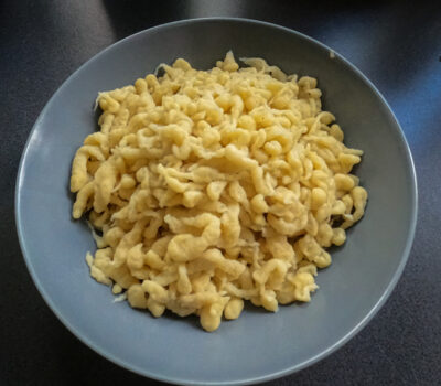 Spätzle auf einem Teller angerichtet