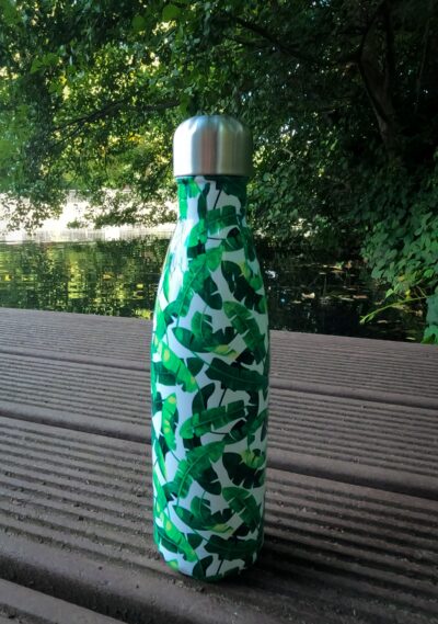 Eine Fancytimes Thermosflasche mit einem Blätter-Motiv