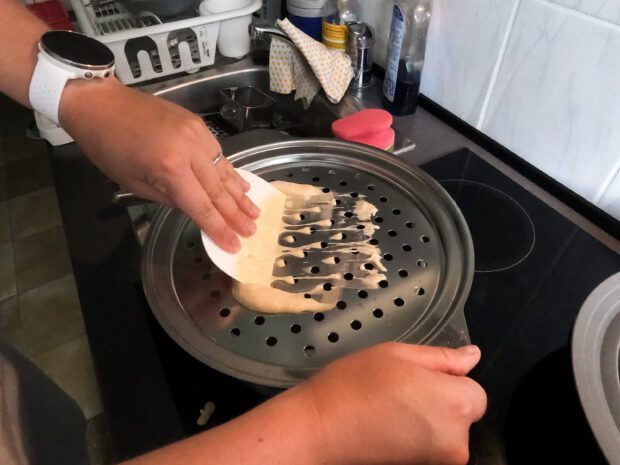 Das Goldspatz Spätzlesieb wird für die Herstellung für Spätzle genutzt