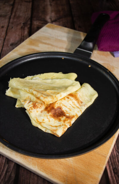 Zwei Crepes in der Kopf Crepepfanne