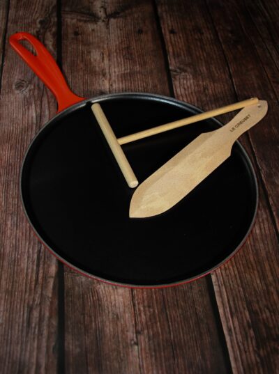 Die LeCreuset Crepepfanne mit Teigverteiler & Wender aus Holz