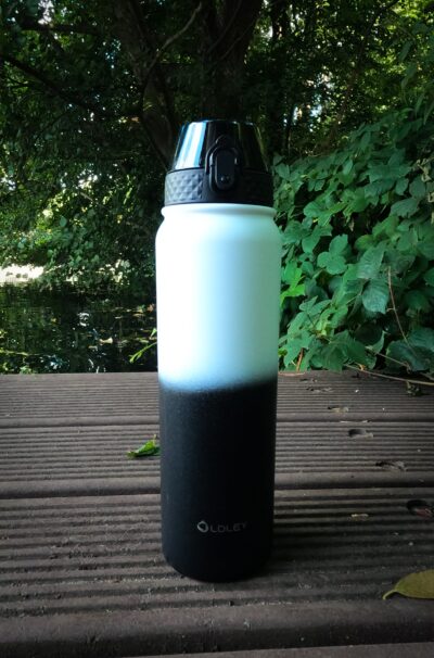 Eine schwarz-weiße Odley Thermosflasche auf einem Steg
