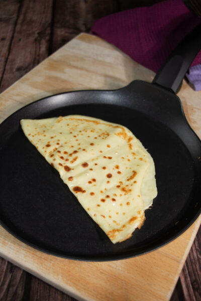 Rosmarino Crepepfanne mit einem Test-Crepe