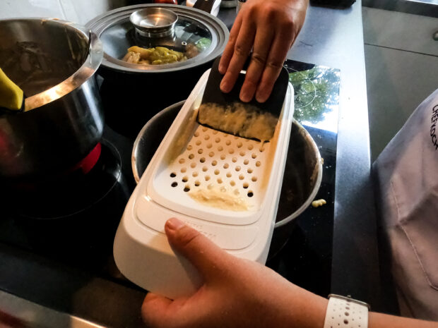 Spätzle werden durch die Westmark Spätzlereibe in den Topf gelassen
