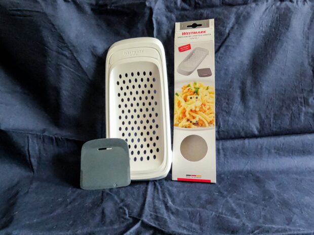 Die Westmark Spätzlereibe, der Schaber und die Verpackung