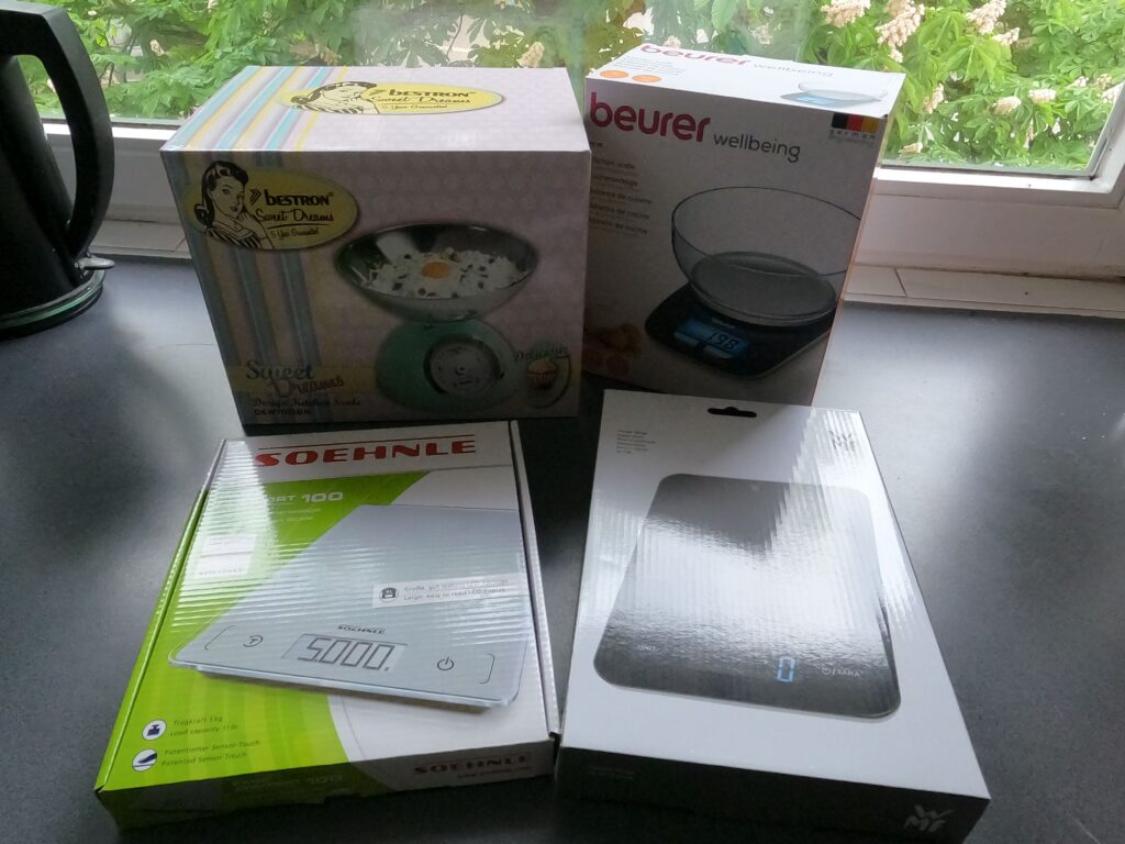 Die Verpackungen der 4 Küchenwaagen im Test