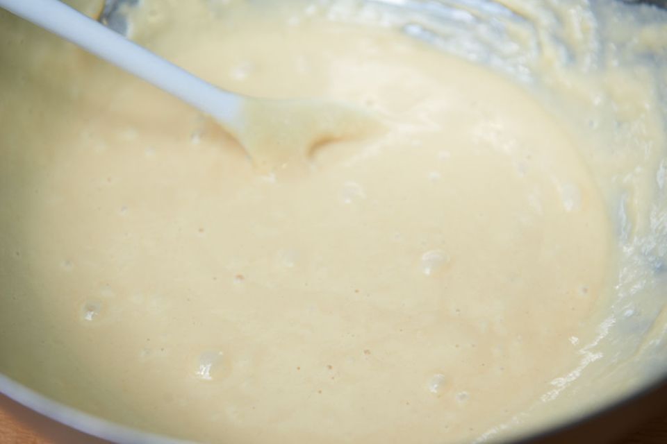 Eine Schüssel mit Spätzle-Teig